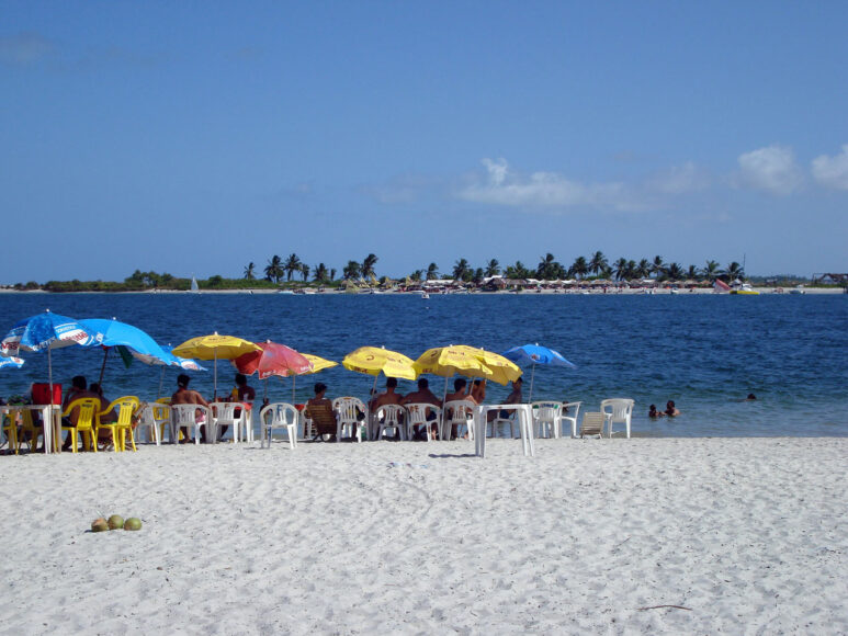Praia de Itamaracá em 2008, com vista para Coroa do Avião.